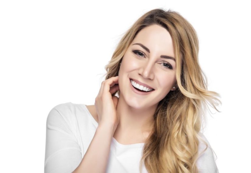 Blonde Frau lächelt herzlich